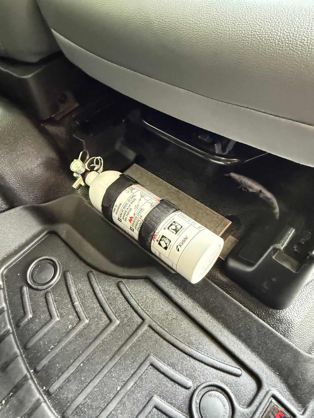 2017+ Ford F250 F350 F450 / 2015+ Ford F150 / 2017+ Expedition Fire Extinguisher Bracket WITH Kidde 5BC Extinguisher